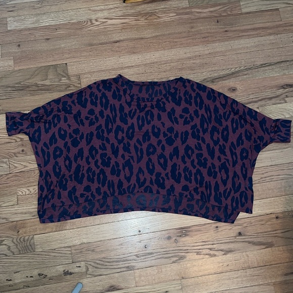 Soprano Leopard Print Short Dolmen Sleeve Top Size M - Picture 2 of 6